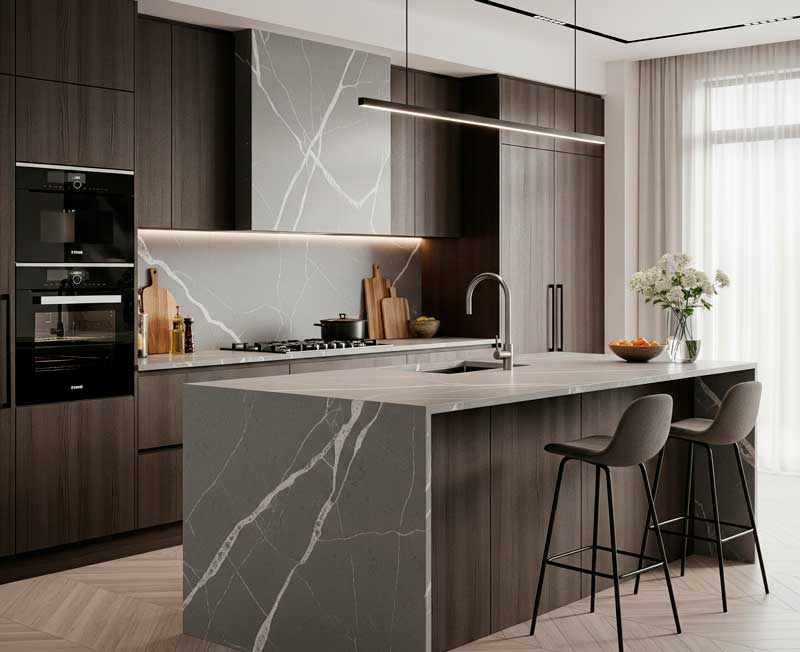 Cocina integral grande con isla central y parrilla integrada.