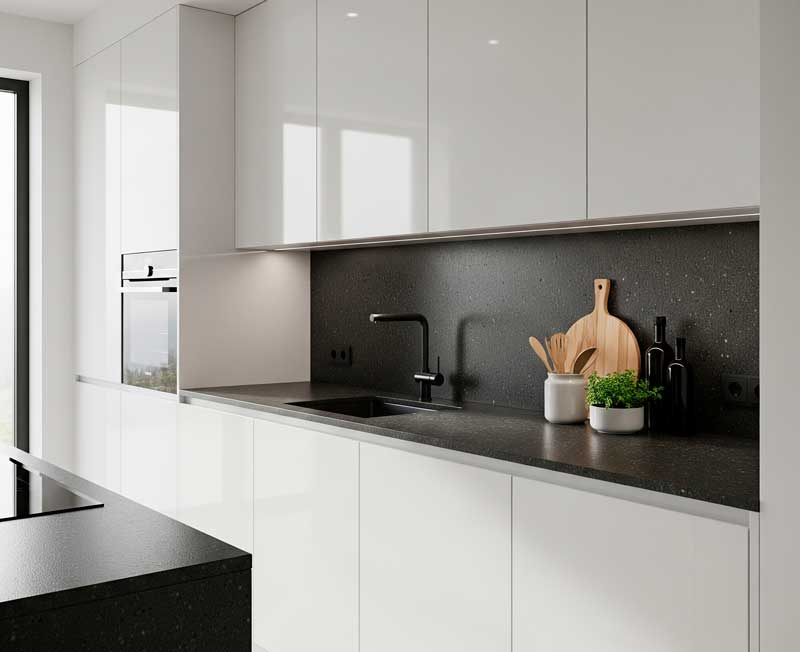 Cocina integral lineal con acabados de madera y torre de hornos.